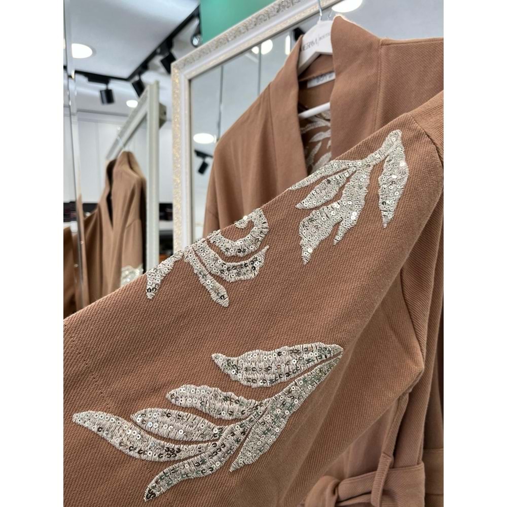 ADN İŞLEMELİ KİMONO PAMUK GABARDİN - KOYU CAMEL - (40-46 BEDEN UYUMLU)