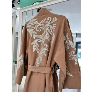 ADN İŞLEMELİ KİMONO PAMUK GABARDİN - KOYU CAMEL - (40-46 BEDEN UYUMLU)